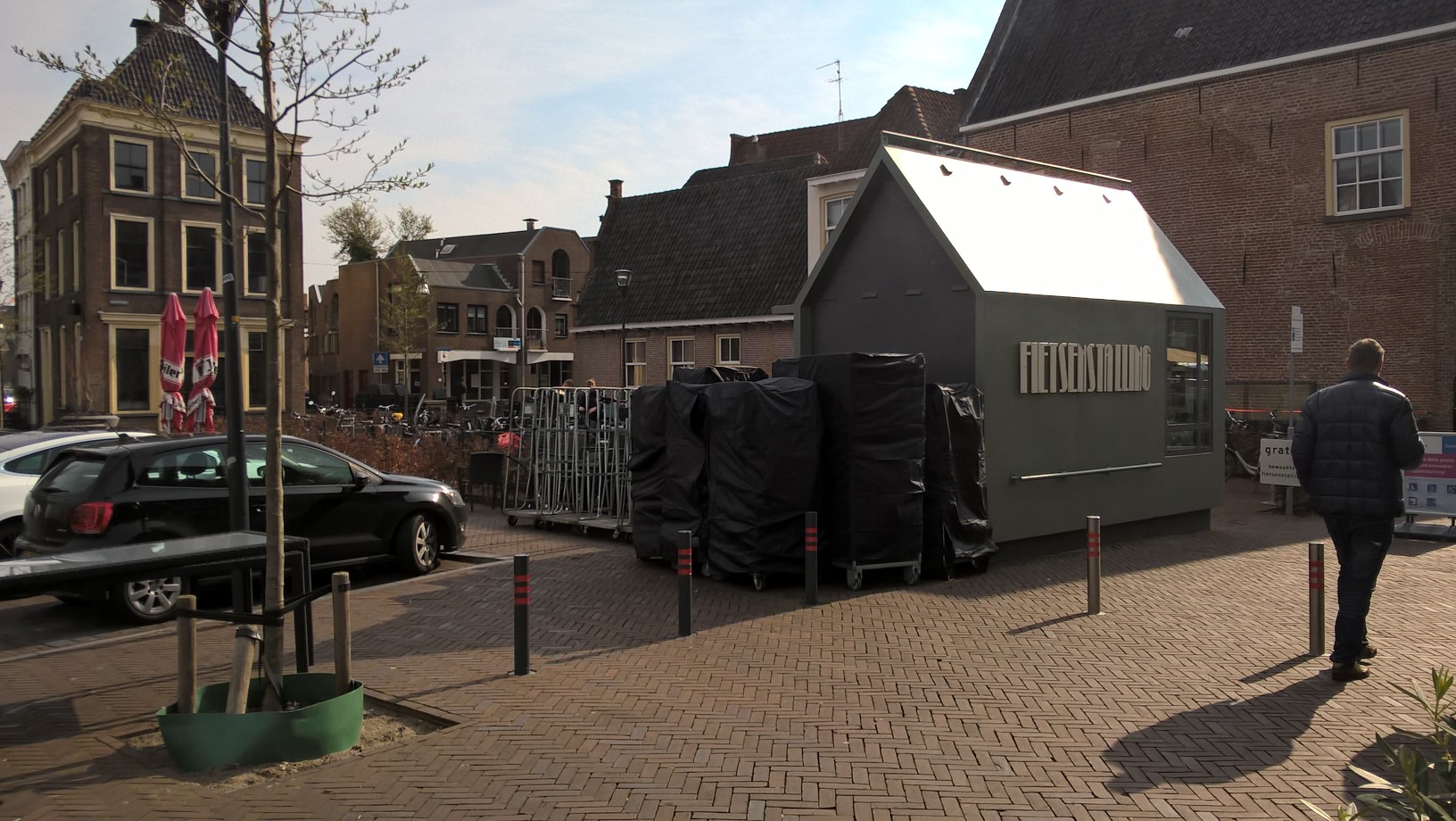 Foto: fietsenstalling verstopt achter opslag