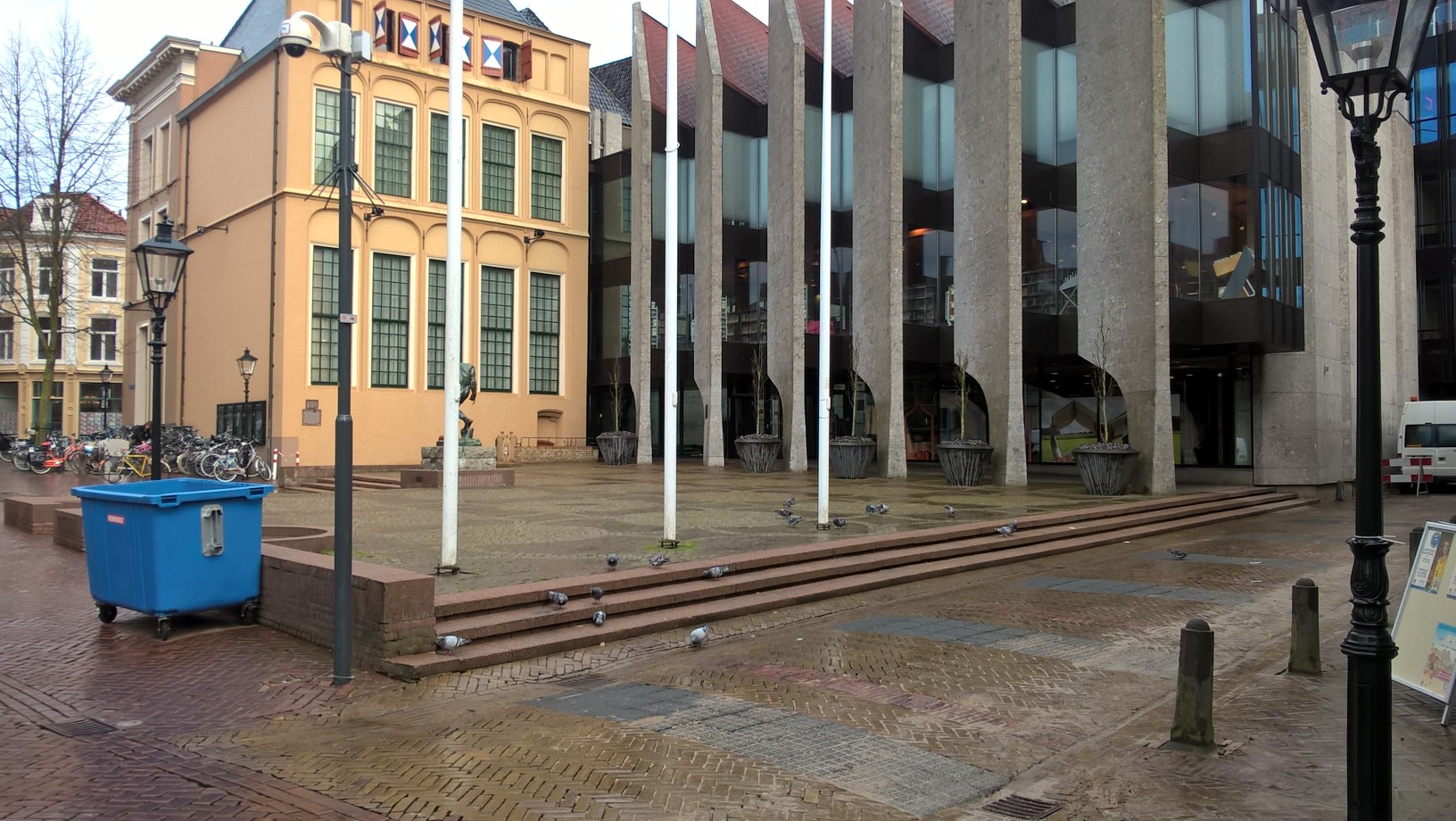 Foto: bordes stadhuis, plek voor pop-up stalling