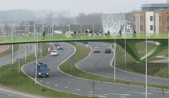 Foto: groene fietsbrug in Nijmegen