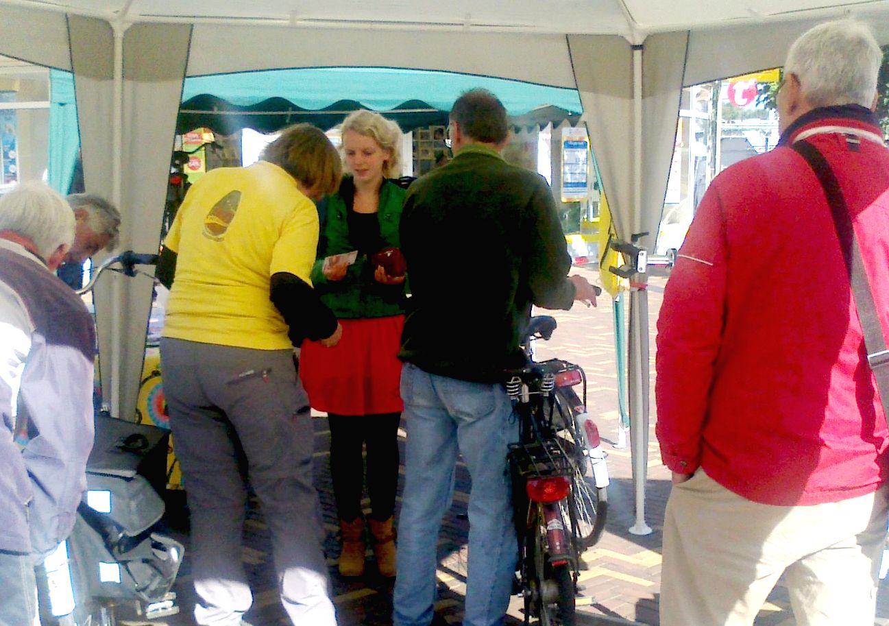 op het Scheepjeshofplein fietsverlichtingsactie 2013
