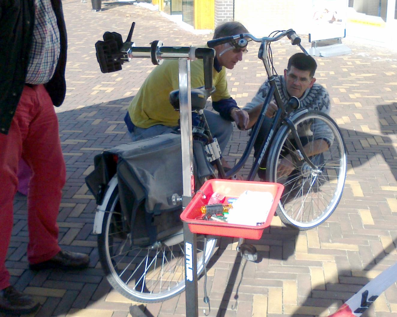 op het Scheepjeshofplein fietsverlichtingsactie 2013