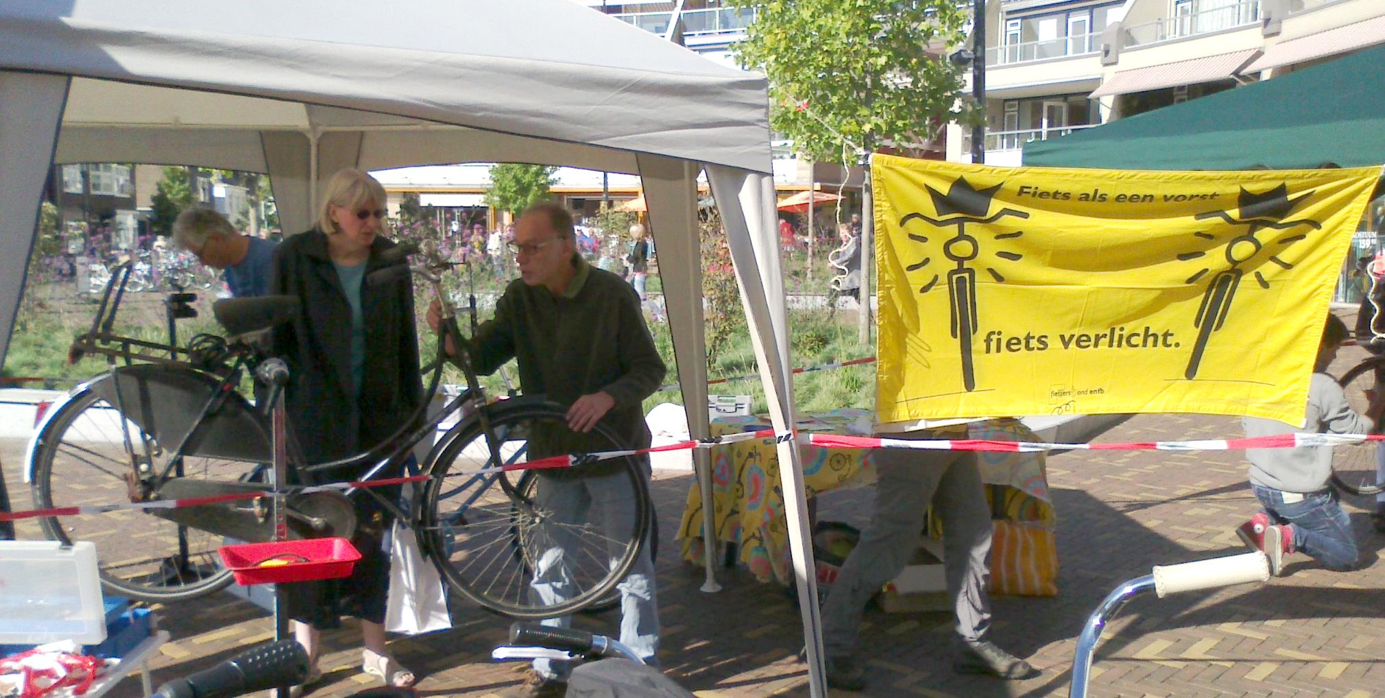 op het Scheepjeshofplein fietsverlichtingsactie 2013