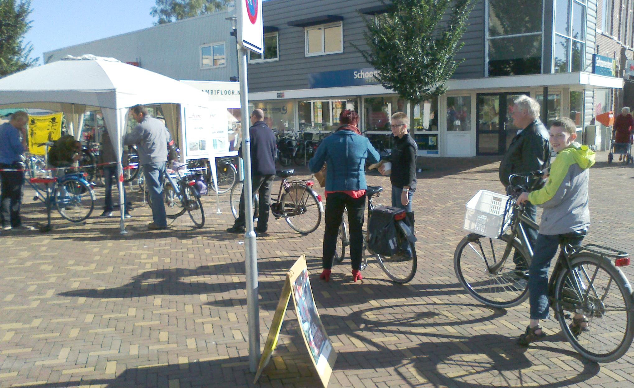 op het Scheepjeshofplein fietsverlichtingsactie 2013