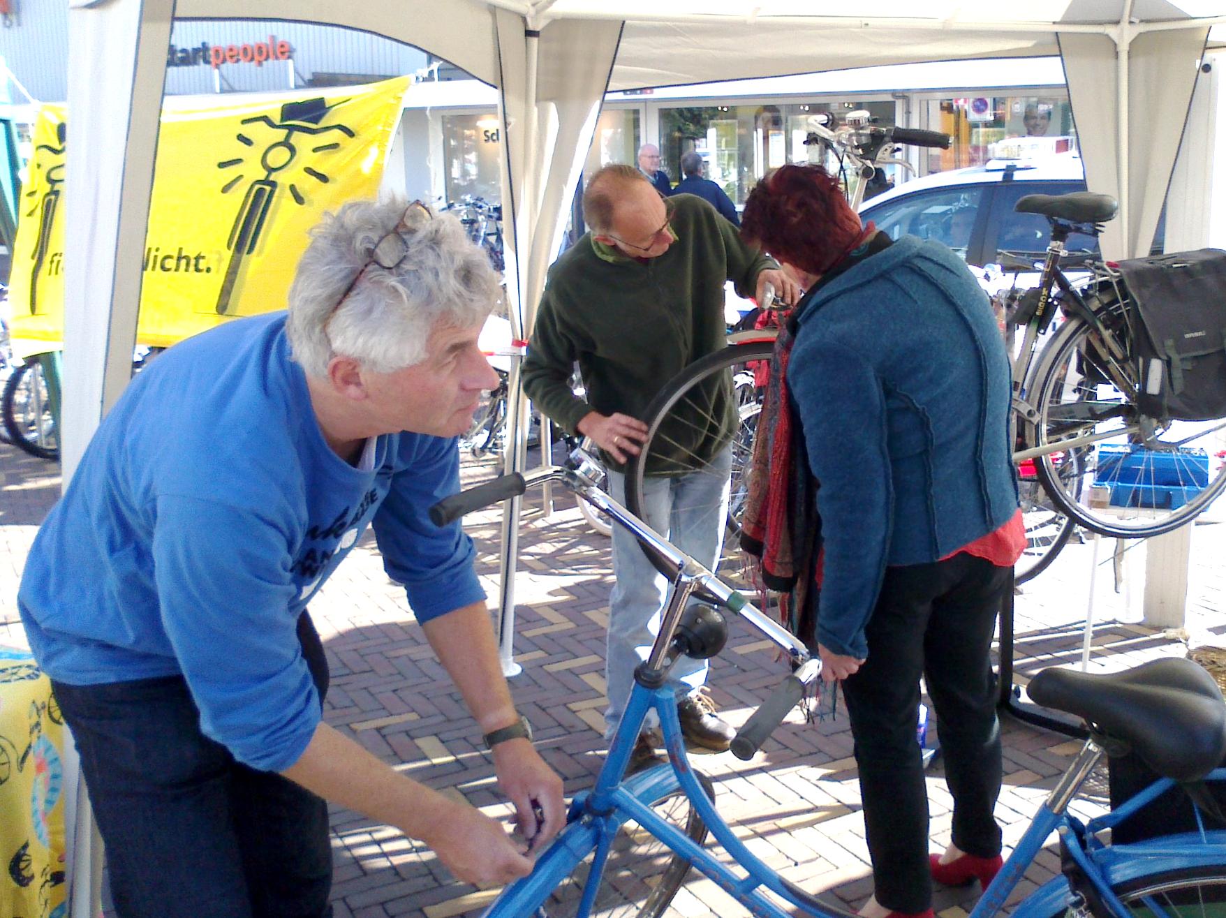 op het Scheepjeshofplein fietsverlichtingsactie 2013